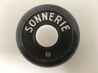Bouton de Sonnette Ancien en Plastique Brun/Noir avec Marquage "Sonnerie"