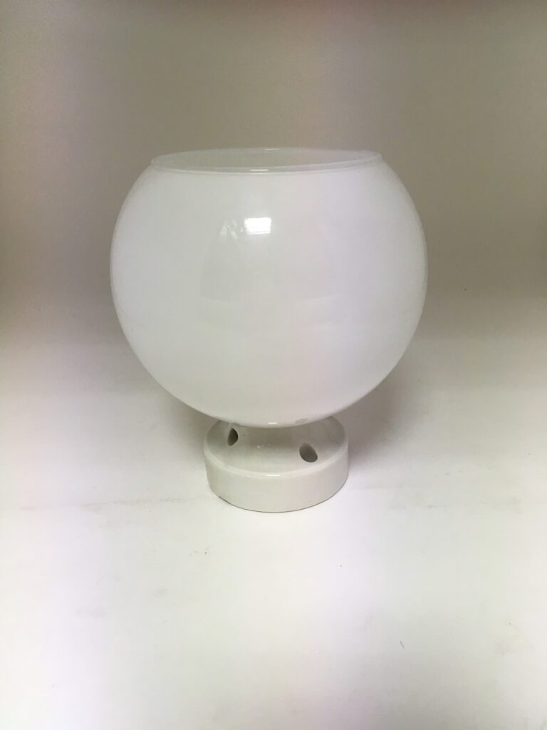 Globe opale avec douille en porcelaine